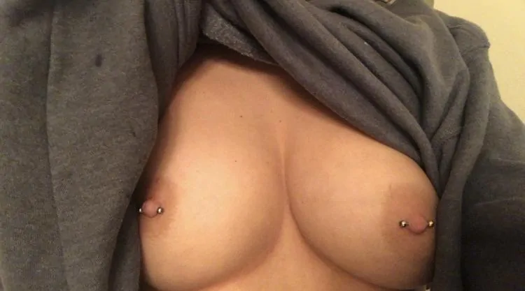 seins nus avec piercing