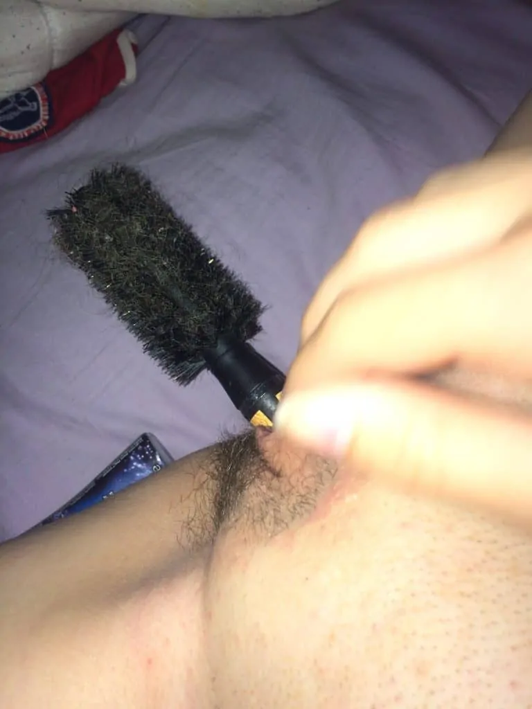 une brosse dans la chatte