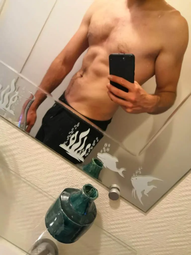 jeune homme musclé chaud devant son miroir