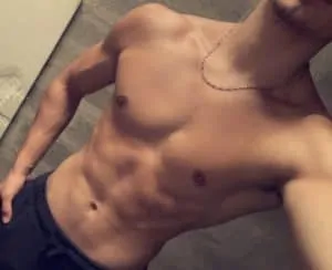 abdos musclé jeune homme