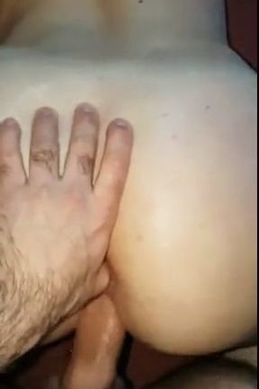 doigt dans le cul d'une beurette pendant la levrette
