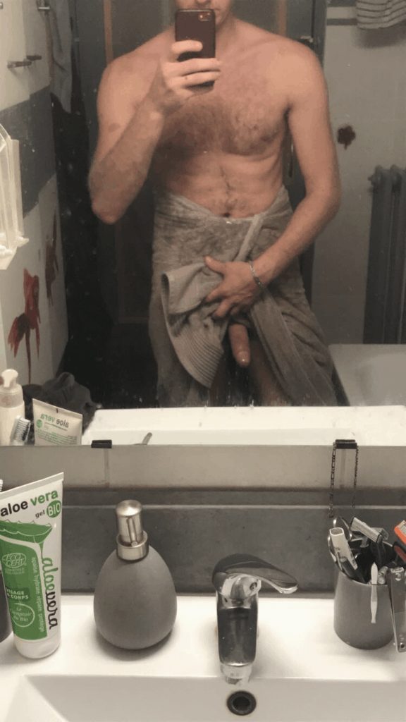jeune homme nu après une douche
