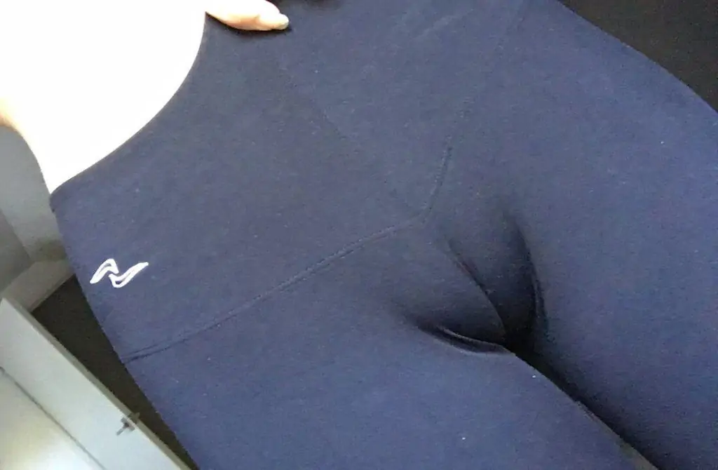 Patte de chameau visible sur legging de sport