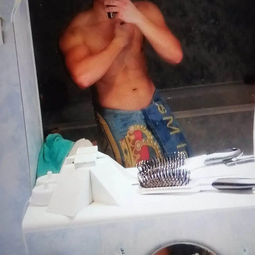 homme jeune et musclé selfie dans sa salle de bain