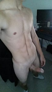 jeune homme bien foutu nu