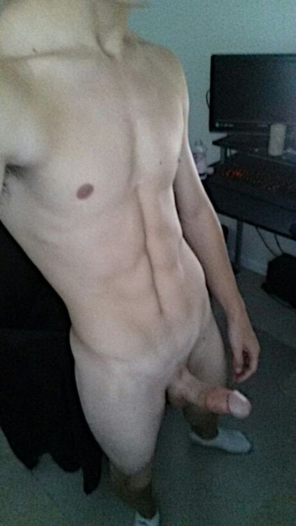 jeune homme bien foutu nu