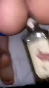 bouteille d'alcool dans la chatte d'une femme