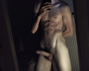 jeune homme debout musclé nu