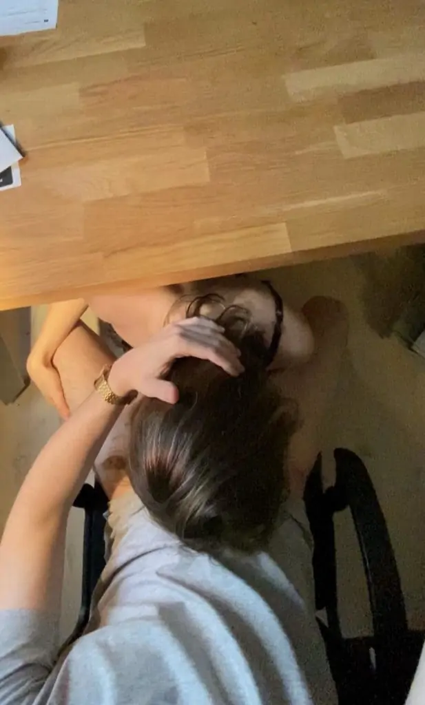 jeune suceuse sous le bureau