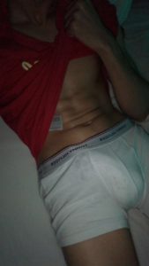 jeune homme bande dur sous son boxer