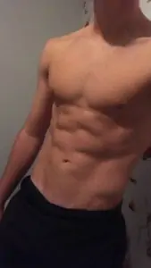 jeune homme musclé dans une snap nude