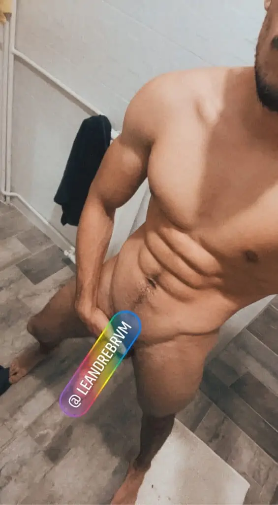 homme musclé montre sa bite sur snap