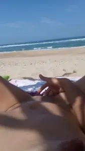 femme se masturbe a la plage