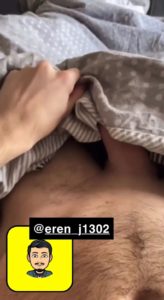 bite en érection sous la couverture