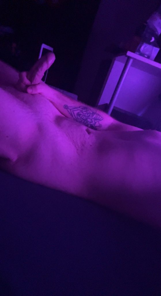 mec nude dans son lit