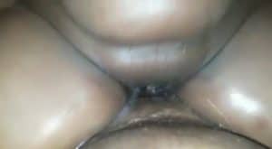 une africaine mouille fortement lors d'une sextape