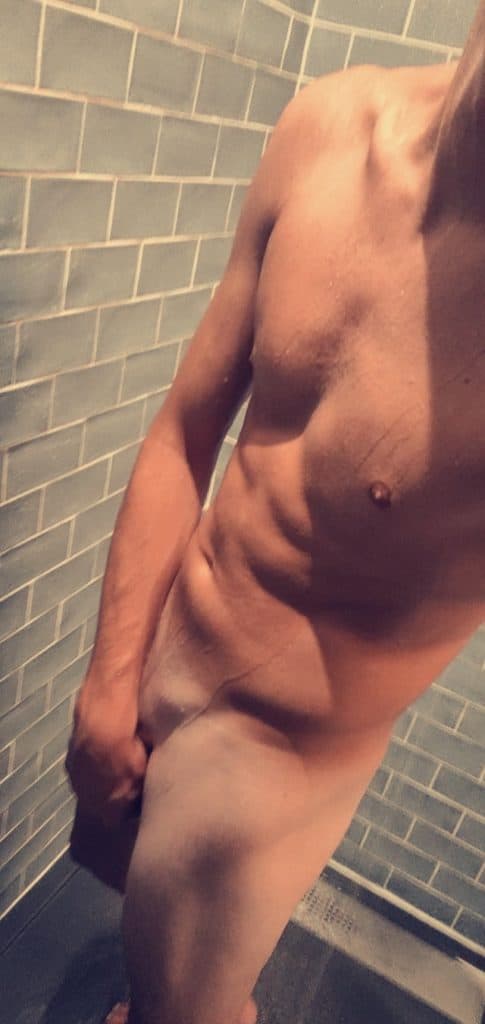 mec musclé nude sous la douche