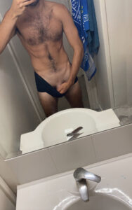 jeune homme musclé nude dans sa salle de bain