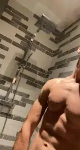 homme musclé hot dans sa salle de bain