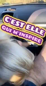 blonde fait une fellation dans la voiture