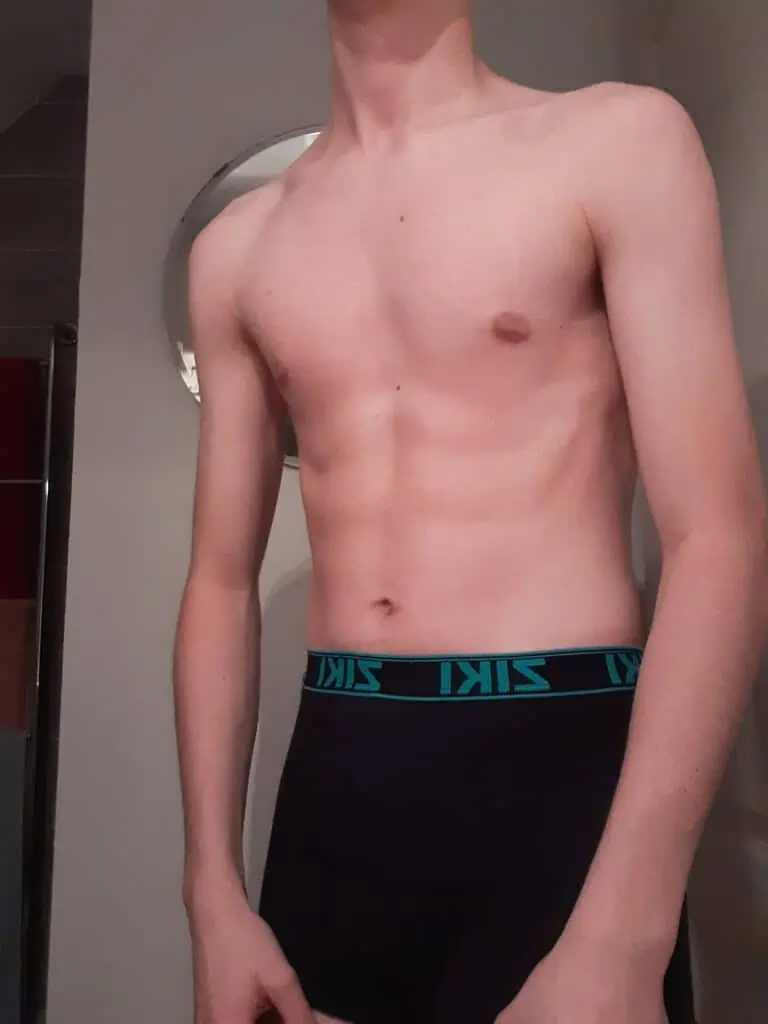 jeune homme en boxer