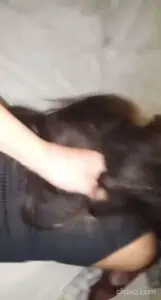 beurette tirée par les cheveux