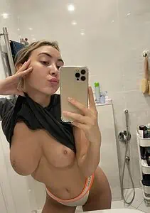 nudeuse shows her boobs on a french telegram group