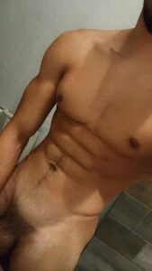 jeune homme bronzé nude