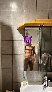 homme grand et musclé nude dans sa salle de bain
