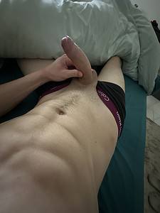 jeune français nude dans son lit