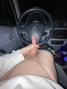 jeune homme montre sa bite dans sa voiture