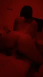 sextape amateur de jeune dans une ambiance led rouge