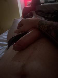 il montre sa bite dans le lit