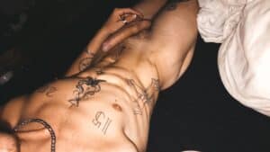jeune homme musclé nude sur balance ta nude