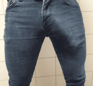 grosse queue bande dure dans le jeans