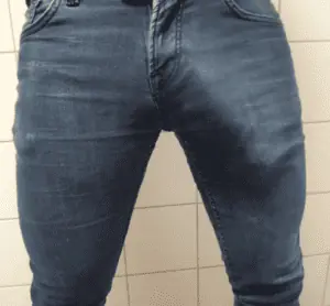grosse queue bande dure dans le jeans