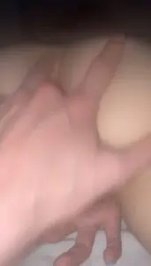 doigt dans le cul d'une jeune femme amatrice