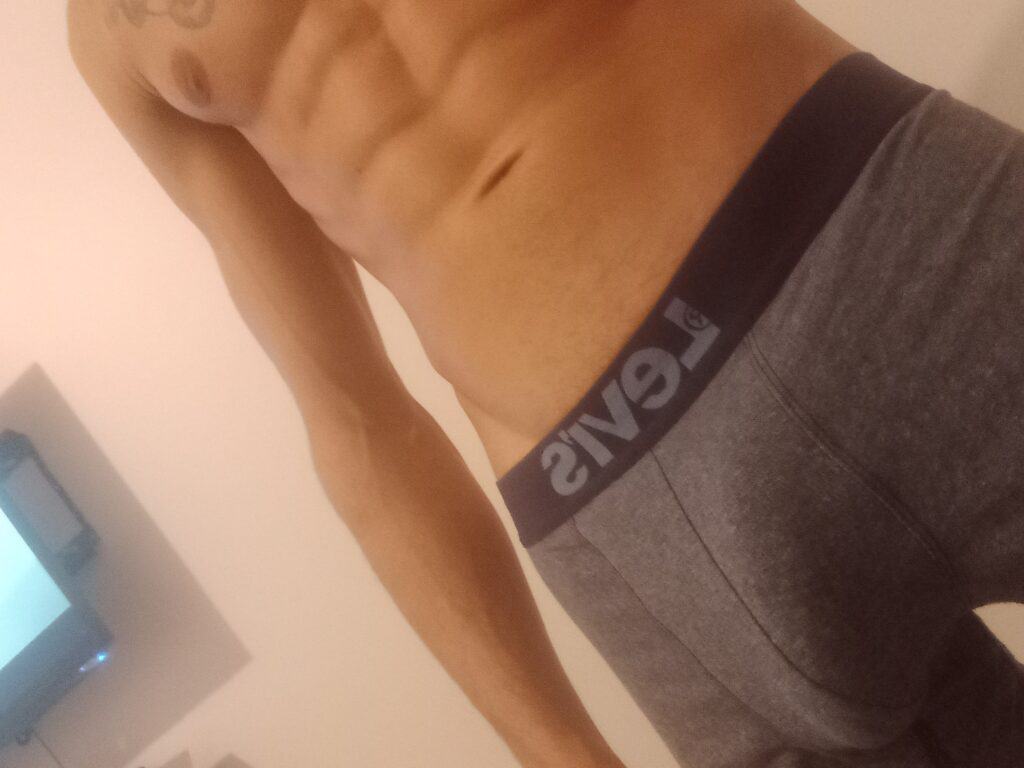 jeune homme skinny musclé
