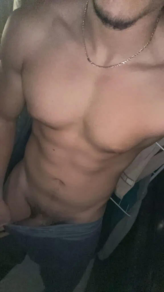 jeune homme très musclé nude selfie