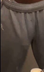 grosse bite de noir bande sous le jogging