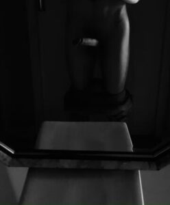 jeune homme nude devant sa salle de bain