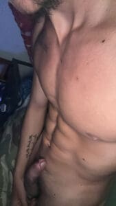 jeune homme muclé selfie