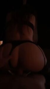 jeune coquine bouge bien sur une queue