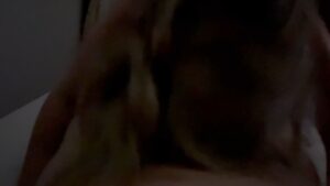 chienne blonde suce une grosse bite