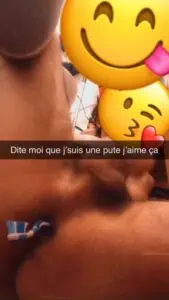 jeune gay se branle avec une brosse a dent dans le cul