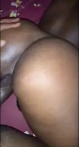 grosse chienne renoie en levrette