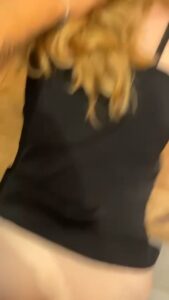 petite salope de francaise blonde en levrette